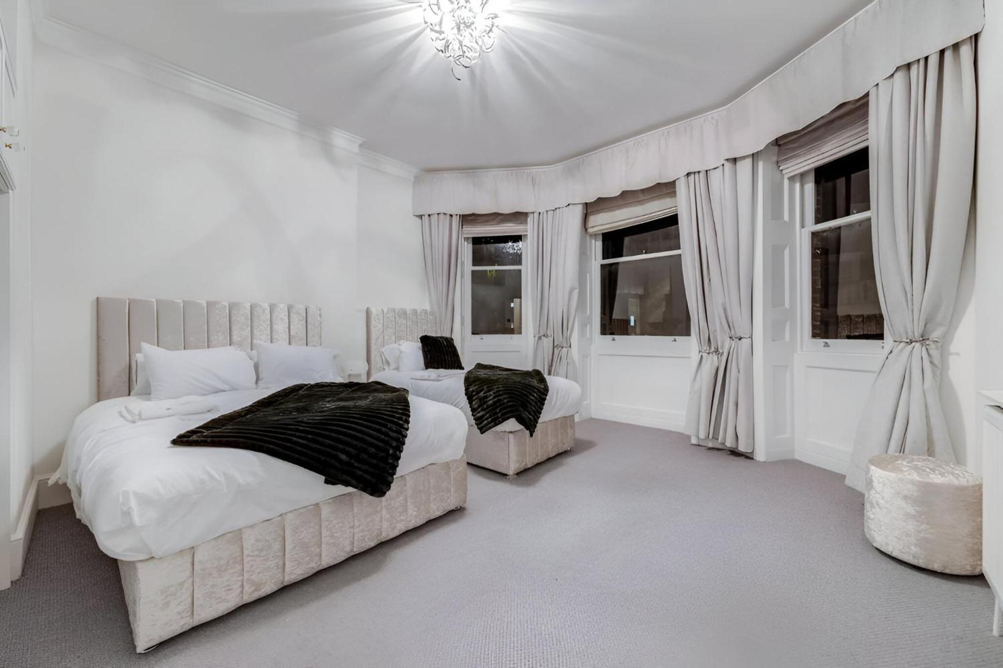 Luxury 3 Bedroom Duplex With Pool Table - 4hs Apartment *